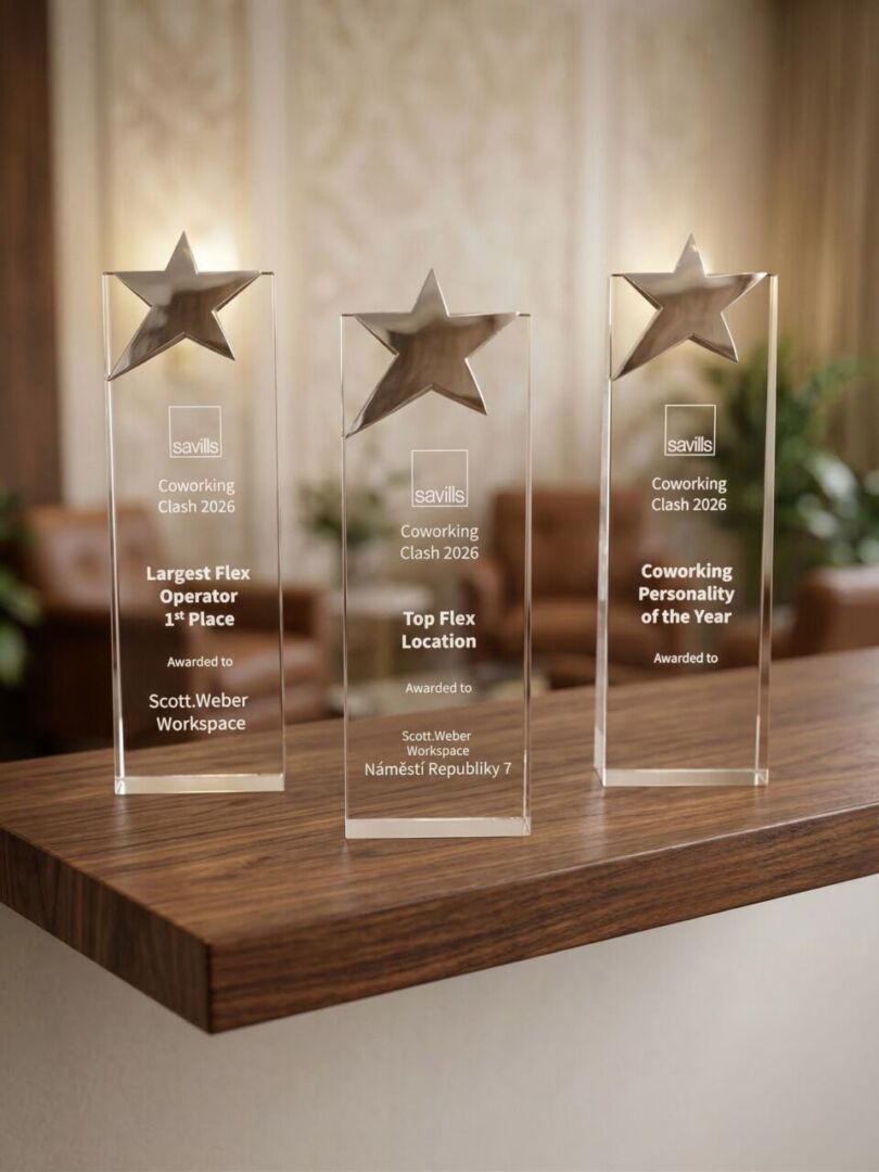 Prestižní ocenění Savills Coworking Clash. 1. místo: Largest Flex Operator – potvrzení naší stability a pozice jedničky. 1. místo: Top Flex Location – pro naši budovu Náměstí Republiky 7, která nastavuje laťku prémiového standardu. Coworking Personality of the Year – náš CEO Adam Zvada exceloval v interaktivním Coworking Quizu a odnesl si titul osobnosti roku! Flexibilní kanceláře.