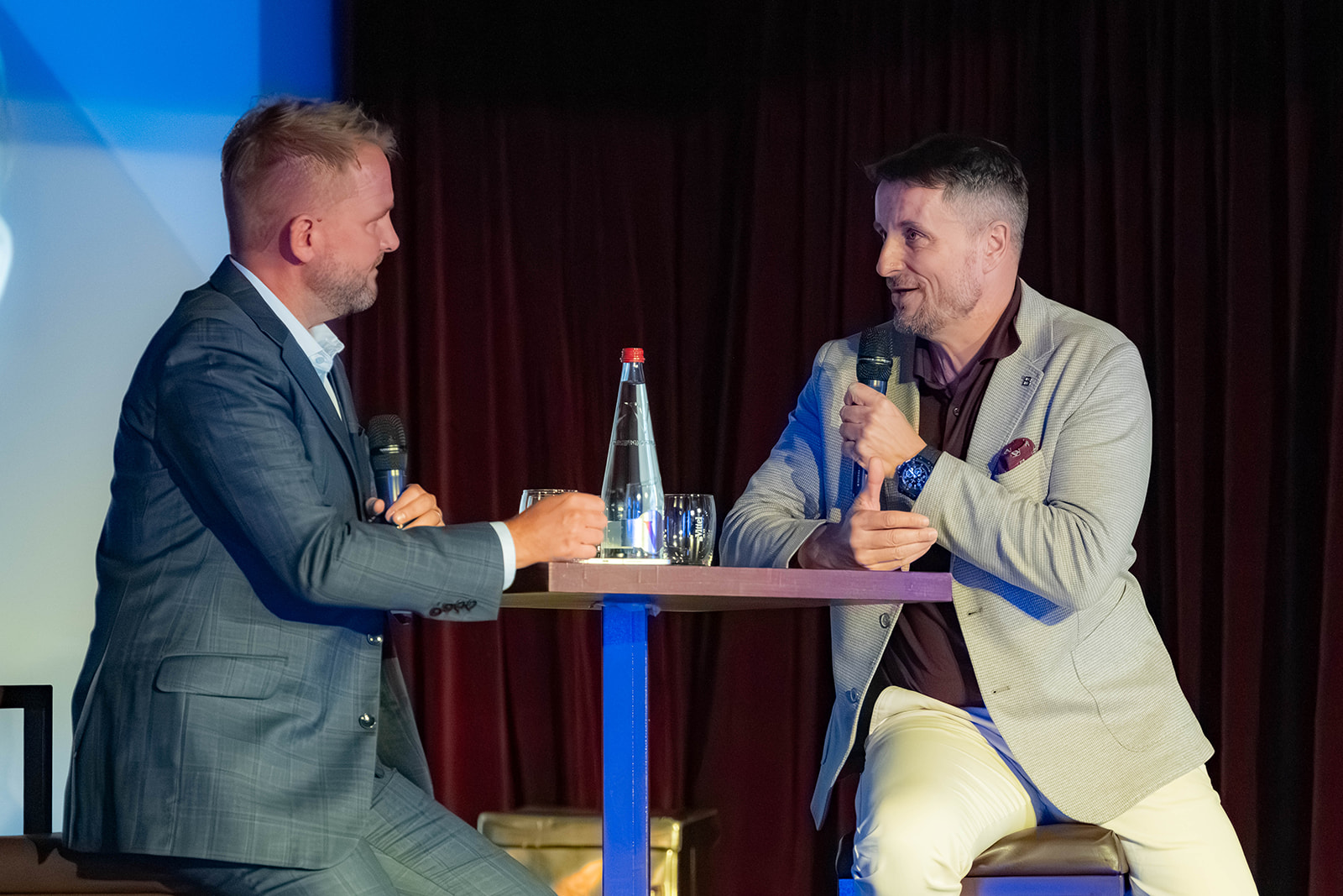 Moderátor Libor Bouček a CEO Scott.Weber Workspace Adama Zvada na podiu v rozhovoru o flexibilních kancelářích.